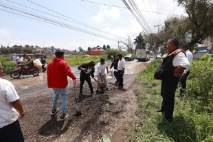 Tras 17 años en pésimas condiciones, taxistas bachean Av. de las Partidas