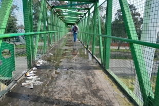 Las personas tienen que buscar la zona más baja de los encharcamientos para poder llegar al otro lado. 