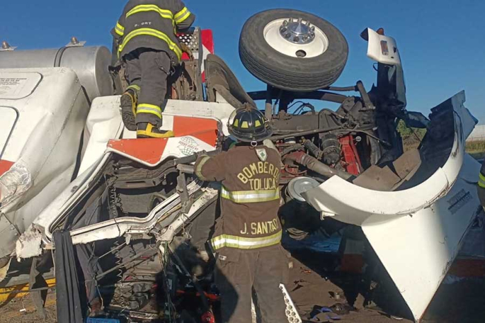 El operador del tráiler salió ileso, aunque recibió atención médica preventiva por parte de los servicios de emergencia.