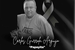 De acuerdo con familiares, Carlos Gurrola notificó su malestar pero no fue auxiliado hasta horas después, cuando fue trasladado de emergencia a una clínica del IMSS.