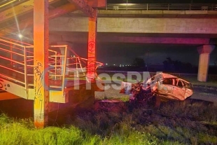 Chocan jovenes contra puente peatonal en la carretera federal México-Toluca