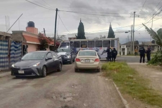 Atacan a balazos a chofer de autobús en San Mateo Otzacatipan