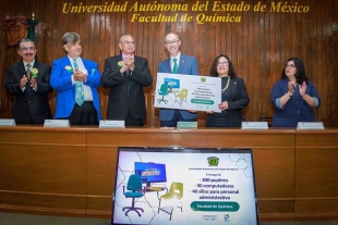 En el acto se realizó la entrega de 300 pupitres, 30 computadoras de última generación y 40 sillas para personal administrativo en beneficio de su comunidad universitaria.