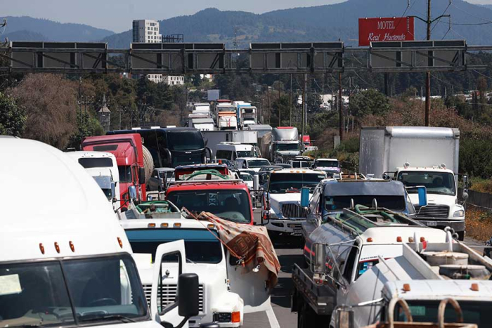 Como forma de protesta, los piperos bloquearon* diversas *vialidades estratégicas de la entidad