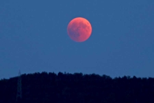 El primer eclipse lunar de 2025 será total, en un fenómeno conocido como Luna de sangre, que ocurre cuando la Tierra se interpone entre el Sol 