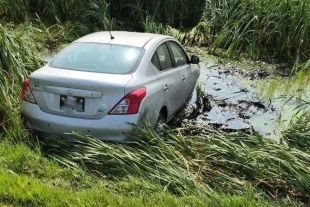 El vehículo involucrado, un Nissan Versa color gris, fue retirado con el apoyo de una grúa 