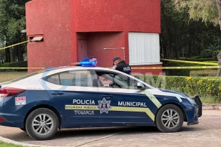 Elementos de la Dirección de Seguridad Pública Municipal acordonaron la zona y el cadáver fue cubierto con una sábana blanca.