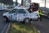 Taxi queda abrazado a poste en Bulevar Aeropuerto; hay heridos