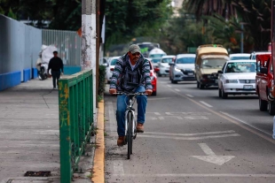 En la zona se pudo ver a trabajadores  de la dirección general de Vialidad de la Secretaría de Movilidad