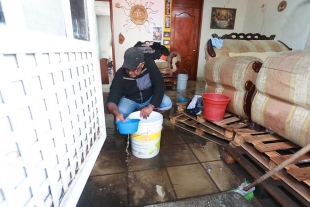 Autoridades estatales y municipales mantienen operativos de limpieza, vigilancia y asistencia en las zonas afectadas.