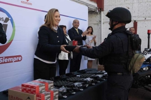 También se llevó a cabo la entrega de equipamiento táctico a los elementos adscritos a la policía municipal.