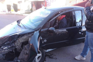 Automovilista perdió el control y se impactó contra un poste telefónico en San Antonio Acahualco. El conductor quedó inconsciente dentro del vehículo; fue atendido por Protección Civil.