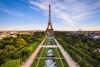 Enormes manos pintadas invaden la Torre Eiffel