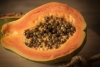 ¿Por qué es recomendable comer una rebanada de papaya durante el desayuno?
