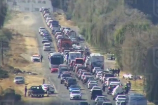 Los automovilistas hicieron fila hasta por dos horas para poder llegar a la montaña