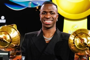 Vinícius, delantero del Real Madrid, fue aclamado como Mejor Jugador del Año y Mejor Delantero