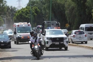 Al lugar acudieron servicios de emergencia para trasladar al oficial herido a un hospital