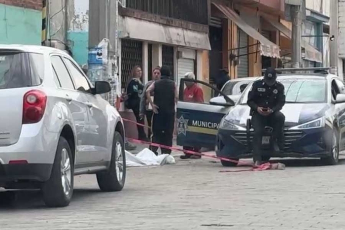 El hombre comenzó a sentirse mal por lo que procedió a sentarse sobre la banqueta hasta desfallecer