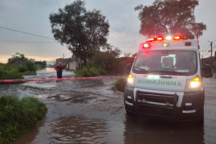 Algunas familias han colocado costales con arena para impedir la entrada del agua en sus viviendas