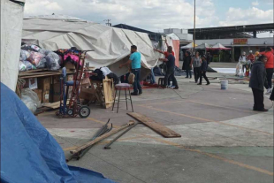 Tras el incidente, los propios comerciantes realizaron maniobras para retirar la lona