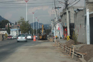 Renuevan calle Alpinismo con banquetas y nuevo alumbrado