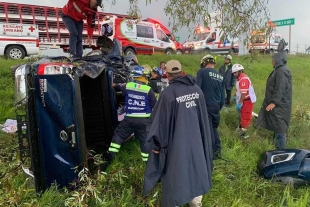 La camioneta siniestrada fue retirada de la zona verde a un costado de la vía donde quedó volcada después del impacto.