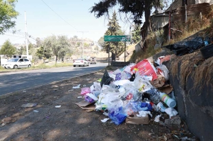 Denuncia: Basura invade la banqueta de Paseo Matlazincas