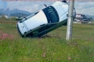 La unidad terminó suspendida sobre cables, escena que dejó incrédulos a los automovilistas que pasaban por el sitio