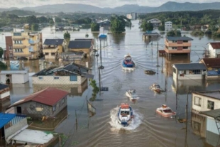 Los equipos de salvamento de Filipinas trataron el viernes de rescatar a residentes atrapados en los tejados de pueblos