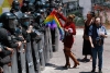 Comunidad LGBTTTI lucha con policías por entrar a la Catedral de Toluca