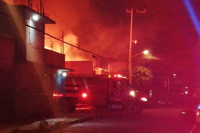 Incendio devora vivienda en Valle de Chalco