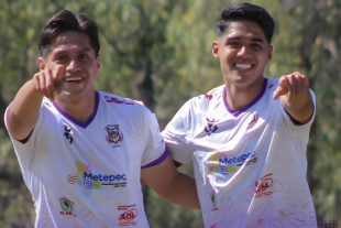 Jugadores de Artesanos Metepec celebran eufóricos uno de los goles que mantienen al equipo en la cima de la Liga Premier.