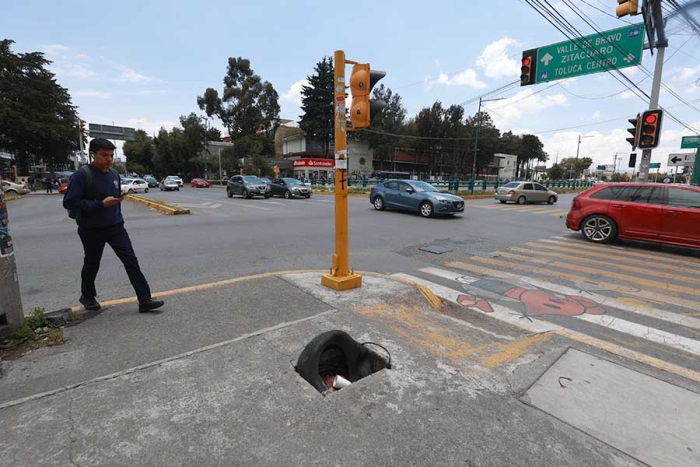 ¡Cuidado! Registro sin tapa en Paseo Tollocan