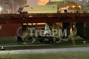 Motociclista se estrella contra tráiler en Alfredo del Mazo