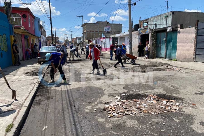 Los colonos denunciaron que los automovilistas circulan en sentido contrario para esquivar los hoyos