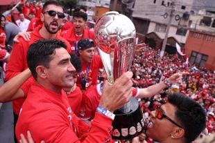 El ambiente festivo incluyó momentos memorables, como cuando Vega, en un gesto espontáneo, bailó al ritmo de la música mientras la multitud coreaba su nombre.