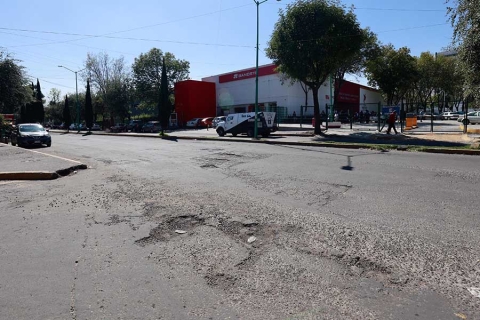 Baches y más baches en  la calle de Urawua