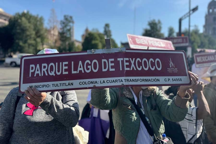 Afuera de la legislatura local, quedaron las láminas de las nomenclaturas de las calles