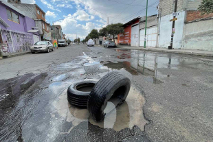 Reportan fuga de agua en la calle Laguna de Siete Colores, Nueva Oxtotitlán