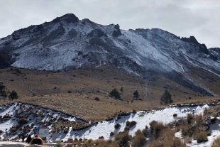 Las personas que arriban al Nevado de Toluca para disfrutar del paisaje deben detener su marcha en la desviación a la montaña