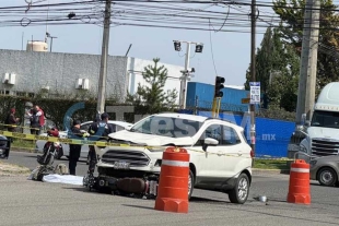 El cadáver de la mujer quedó sobre el asfalto.