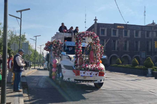 La caravana estuvo acompañada por mañanitas, mariachi y una tradicional tamaliza.
