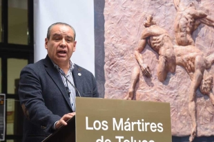 Promueve legislador segunda edición de libro Los Mártires de Toluca.