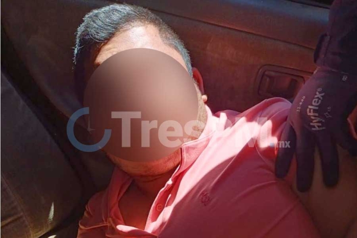 Los secuestradores transportaban a la pareja en la camioneta, escoltados por el automóvil rojo