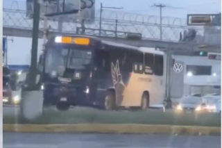 Chofer de Intermetropolitano reta al tren en Toluca; empresa lo despide