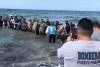 ¡Aplausos! Se unen autoridades y turistas para salvar a ballena varada