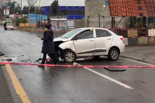 El automóvil sedan tipo Hyundai Grand I10 de color gris quedó cruzado sobre el carril lateral de esta vialidad