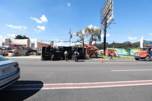 Conductores que circulaban por la zona detuvieron su marcha para auxiliar al operador, quien quedó atrapado en la cabina.