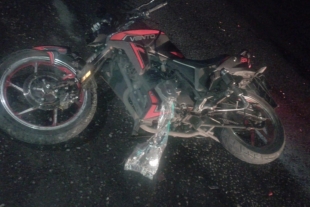 De acuerdo con testigos, la víctima conducía una motocicleta tipo Vento, color negro con rojo, cuando perdió el control