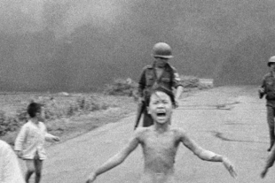 Según el certamen, a raíz del documental, AP investigó a lo largo de casi un año lo ocurrido aquel 8 de junio de 1972 en la localidad de Trang Bang, en Vietnam